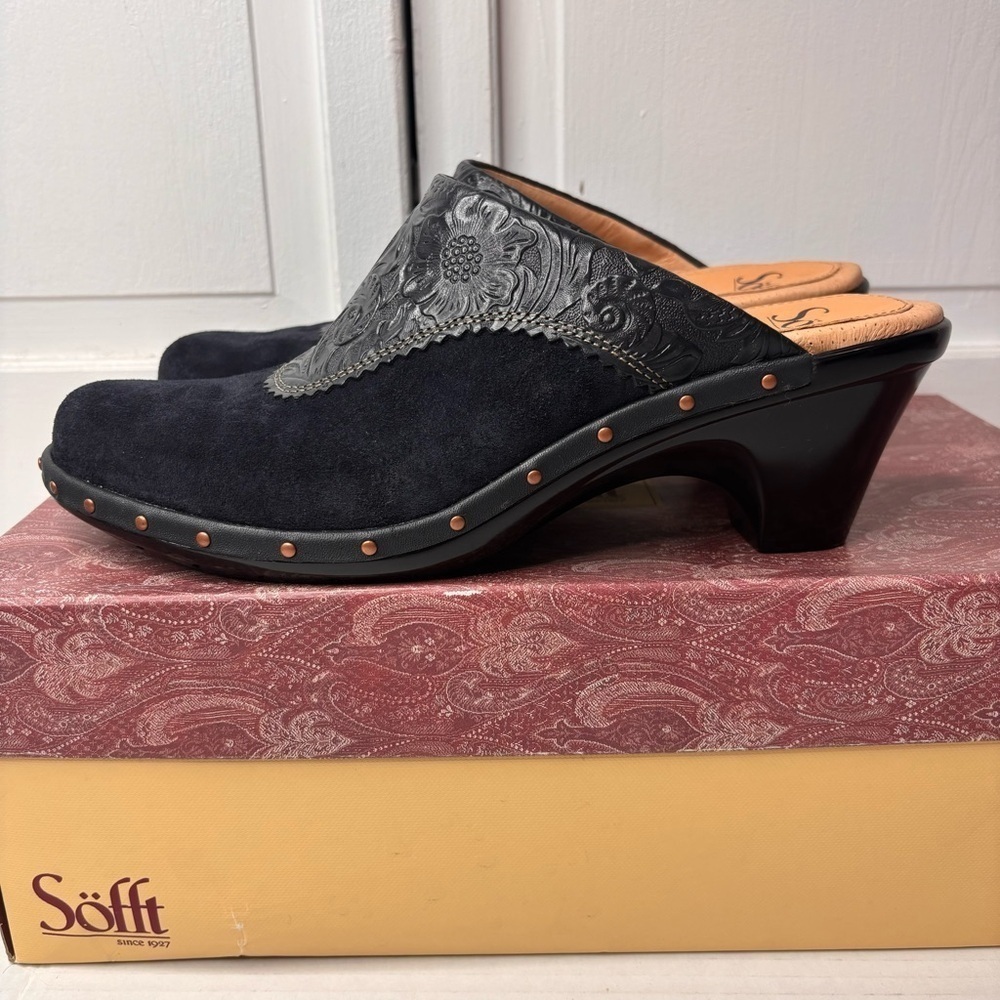 New SOFFT Night Navy Tooled Embossed Leather Suede Studded Clogs Size 9